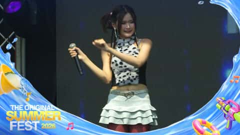 မနှစ်ကတွေ့တော့လည်းလာပြီဒီအဝတ်အစားနဲ့